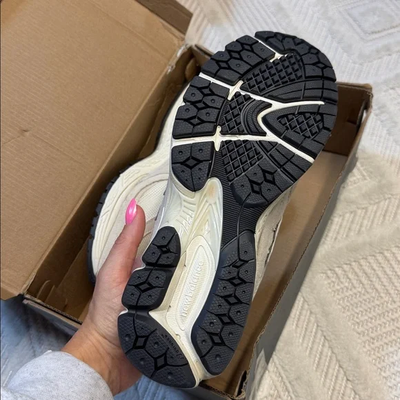 New Balance Cream 2002R Shoes - Picture 3 of 6